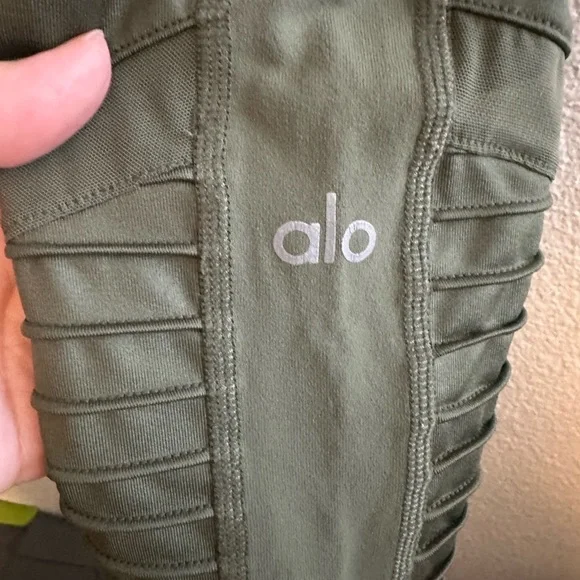 ALO Yoga Olive Green Moto Leggings with Ribbed Detail ~ No Size Tag *see Photos* - Picture 6 of 12